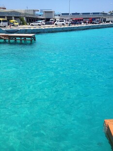 马尔代夫清澈碧蓝的美丽海滨水域