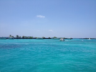 碧海蓝天中的美丽海岛风光