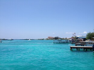 马尔代夫美丽海岛的迷人蓝色水域