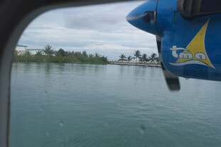 马尔代夫水上飞机俯瞰平静水面