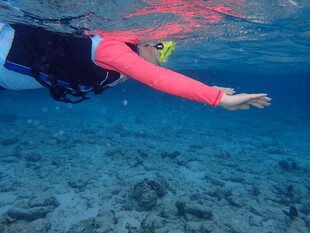 马尔代夫水下潜水者伸展手臂探索