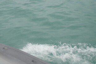 马尔代夫船行海面激起白色浪花