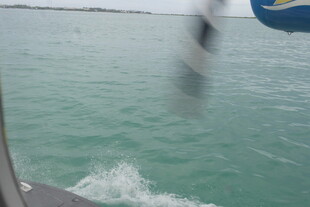 船行海面激起白色浪花