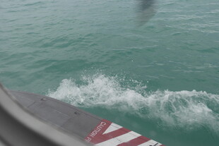 船行海面激起白色浪花