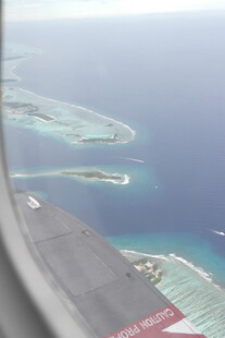 从飞机俯瞰美丽海岛风光