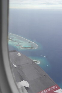 机窗视角下的海岛美景