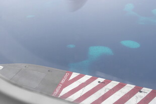 船边水面及红白条纹