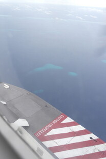 飞机机翼下的碧海蓝天