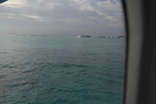 飞机舷窗中的蔚蓝海洋