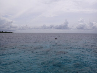 马尔代夫广阔海域中的孤独浮标