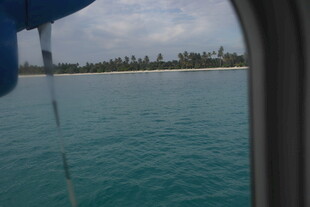 船中视角下的碧海与远岸