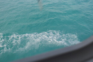 船行碧波泛起白色浪花