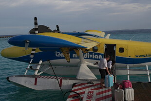 水上飞机停靠在码头