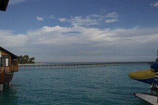 水上木屋旁的休闲风光