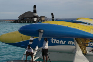 水上摩托艇停靠在码头