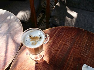 阳光下的精致拉花咖啡