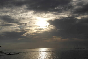 海上日落 云遮霞光美景