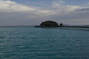 海边栈桥与海中礁石景观