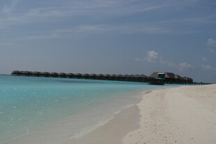 美丽海滩与水上屋景观