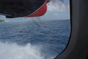 船窗视角下的海洋景观