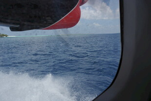 飞机窗外的碧海蓝天