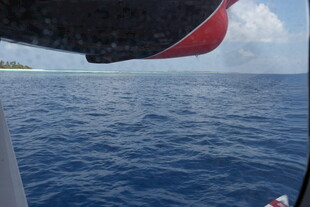 海上航行视角下的广阔海洋