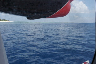 海上航行视角下的广阔海洋