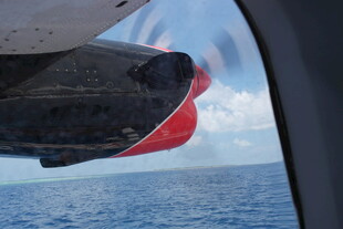 飞机机翼掠海飞行画面