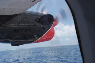 飞机机翼掠过上空海洋