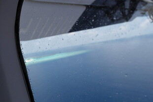 飞机舷窗俯瞰蓝天白云