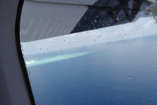 车窗外的蓝天景致