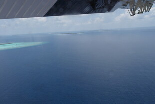平静湖面的冰雪景致