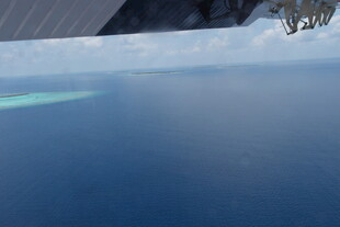 蓝色水面与岸边雪景