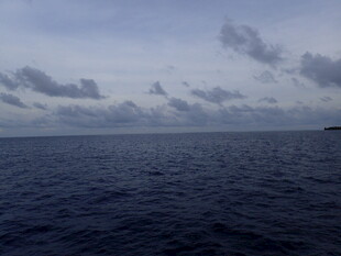 广阔海洋与天际的云景