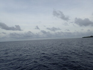 广阔海面与远处岛屿景观