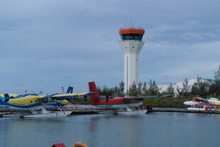 马尔代夫水上机场与多彩飞机