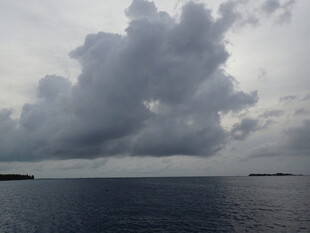马尔代夫海上乌云密布的壮阔景象