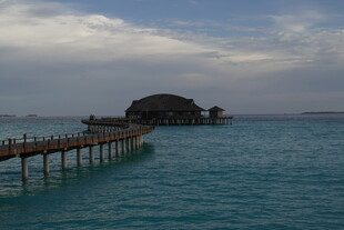 海上栈桥通向水上小屋