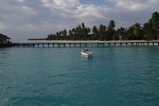 海上栈桥与小船的美丽景致