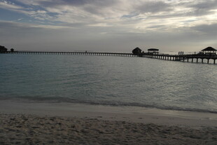 海滨美景 宁静栈桥与海水