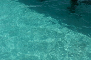 马尔代夫清澈见底的泳池水面