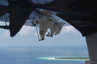 马尔代夫飞机视角下的海岛景观