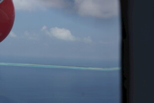 马尔代夫机窗外的碧海蓝天美景