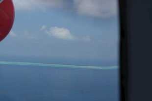 马尔代夫机窗视角下的碧海蓝天