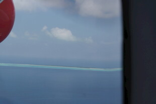 马尔代夫飞机窗外的碧海蓝天