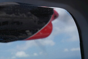 马尔代夫车窗外的天空与帽檐景象