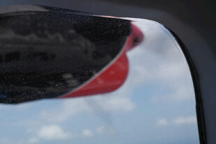 马尔代夫车内视角看红色物体