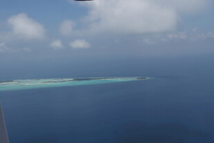 马尔代夫俯瞰蔚蓝海洋中的小岛