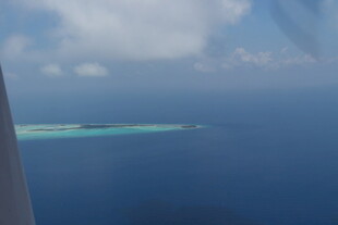 马尔代夫俯瞰蔚蓝海洋中的岛屿