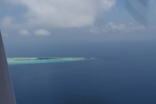 马尔代夫空中俯瞰美丽海岛风光